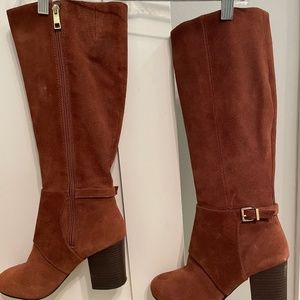 Tall Caramel Suede BCBG boots, chunky heel, gold detail